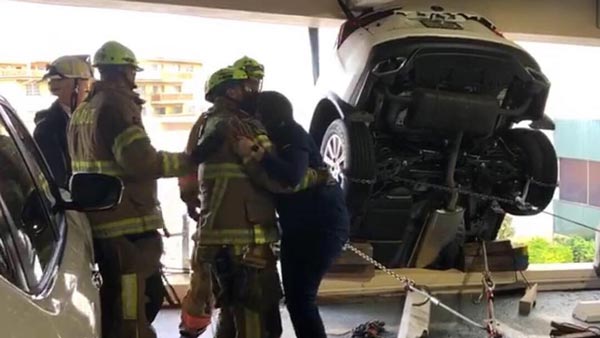 లెక్సస్ ఎన్ఎక్స్ నుండి మహిళను కాపాడిన అగ్నిమాపక సిబ్బంది:[వీడియో]