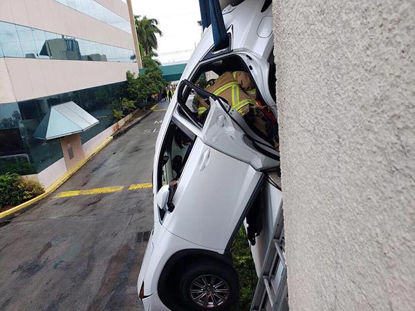 లెక్సస్ ఎన్ఎక్స్ నుండి మహిళను కాపాడిన అగ్నిమాపక సిబ్బంది:[వీడియో]