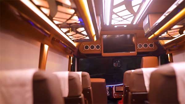 ఇంతటి విలాసవంతమైన టెంపో ట్రావెలర్ ఎప్పుడూ చూసిఉండరు ! [వీడియో]