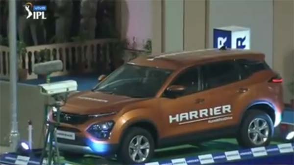 ఐపిఎల్ లో టాటా కారును బాల్ తో కొట్టిన బ్యాట్స్ మెన్......!!