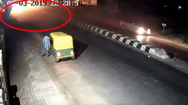 సీసీటీవీ లో రికార్డ్ అయిన భయంకరమైన ప్రమాదం! 