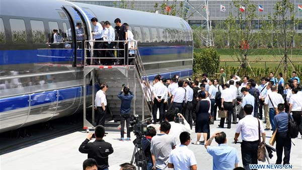 ప్రపంచంలోనే అత్యంత వేగవంతమైన రైలును ఆవిష్కరించిన చైనా....! 