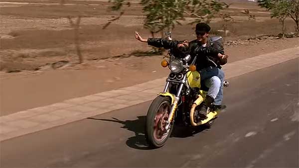 రాత్రి బైక్ మీద రెచ్చిపోతూ రైడ్ చేసిన లవర్స్...నిజంగా దారుణం:[వీడియో]