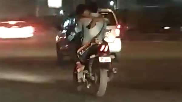 రాత్రి బైక్ మీద రెచ్చిపోతూ రైడ్ చేసిన లవర్స్...నిజంగా దారుణం:[వీడియో]
