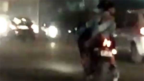 రాత్రి బైక్ మీద రెచ్చిపోతూ రైడ్ చేసిన లవర్స్...నిజంగా దారుణం:[వీడియో]