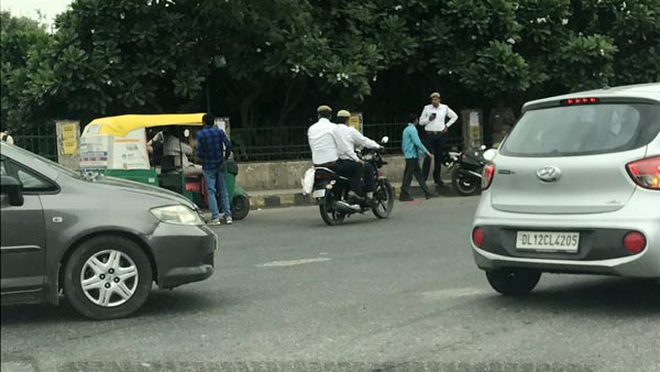 హెల్మెట్ ధరించలేదని కార్ ఓనర్ కి జరిమానా..ఎంతో తెలుసా ? హెల్మెట్ ధరించలేదని కార్ ఓనర్ కి జరిమానా..ఎంతో తెలుసా ?