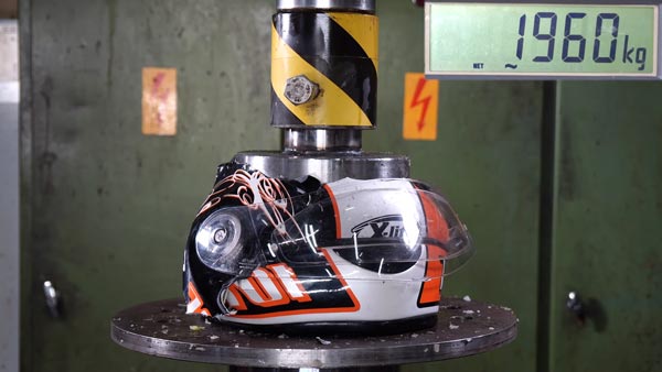 అద్భుతమైన హెల్మెట్స్, 5000kg ఒత్తిడితో పరీక్షించబడింది:[వీడియో]