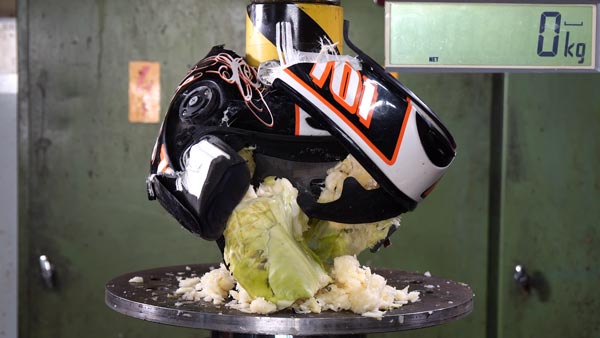 అద్భుతమైన హెల్మెట్స్, 5000kg ఒత్తిడితో పరీక్షించబడింది:[వీడియో]