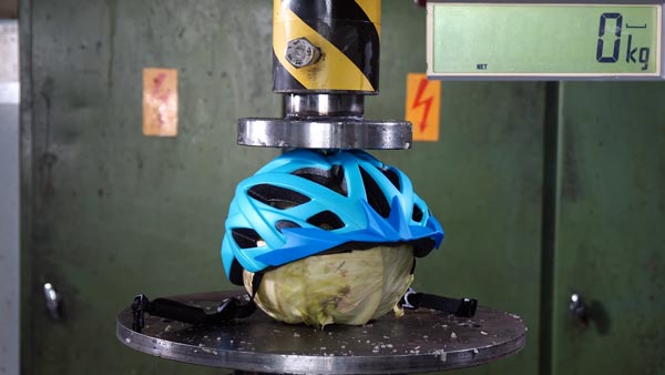 అద్భుతమైన హెల్మెట్స్, 5000kg ఒత్తిడితో పరీక్షించబడింది:[వీడియో]