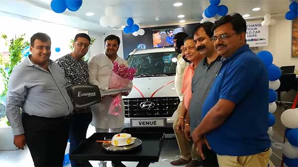 మొట్ట మొదటి డెలివరీని ఇచ్చిన హ్యుందాయ్ వెన్యూ:[వీడియో]