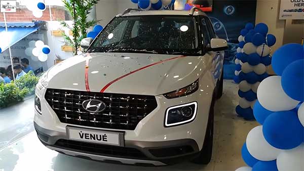 మొట్ట మొదటి డెలివరీని ఇచ్చిన హ్యుందాయ్ వెన్యూ:[వీడియో]