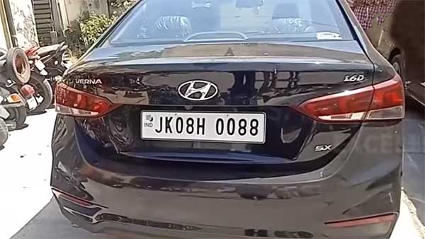 ఒకే నంబర్ ప్లేట్తో రెండు కార్లు పెట్టాడు...పోలీసులకు దొరికి పోయాడు:[వీడియో]