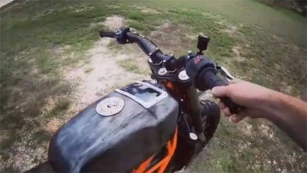 కెటిఎమ్ డ్యూక్ బైక్ కు యమహా బైక్ భాగాలతో మారిస్తే ఎలా ఉంటుందో చూడండి...!