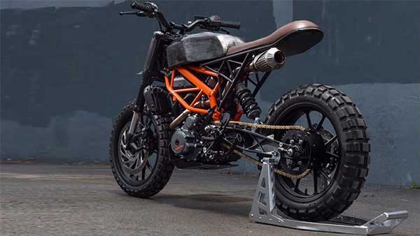 కెటిఎమ్ డ్యూక్ బైక్ కు యమహా బైక్ భాగాలతో మారిస్తే ఎలా ఉంటుందో చూడండి...!