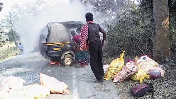 ఆటోరిక్షా ప్రయాణీకులను కాపాడిన KTM డ్యూక్ రైడర్స్...ఇంతకీ ఏమి జరిగింది:[వీడియో]