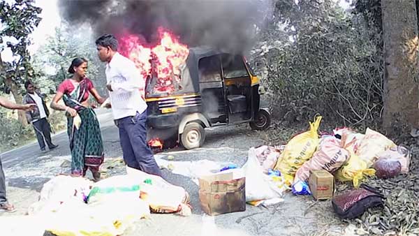 ఆటోరిక్షా ప్రయాణీకులను కాపాడిన KTM డ్యూక్ రైడర్స్...ఇంతకీ ఏమి జరిగింది:[వీడియో]