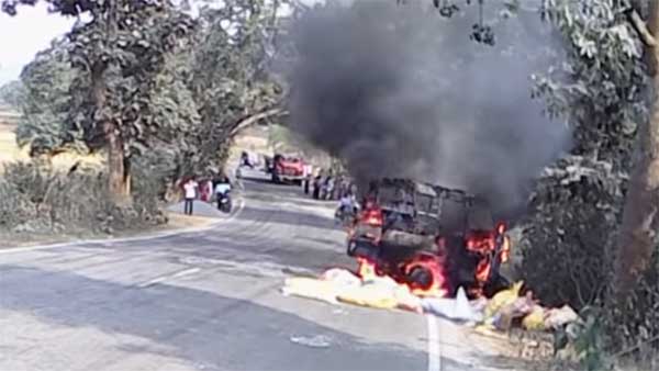 ఆటోరిక్షా ప్రయాణీకులను కాపాడిన KTM డ్యూక్ రైడర్స్...ఇంతకీ ఏమి జరిగింది:[వీడియో]