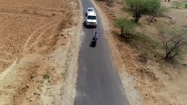 మహీంద్రా స్కార్పియోని లాగేసిన యమహా....మీరు ఈ వీడియోని చూస్తే నమ్మరు!!