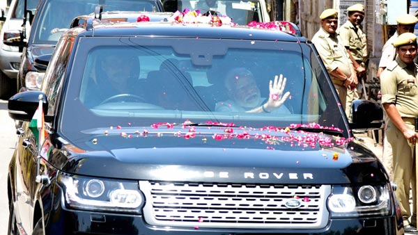 వారణాసిలో వెరైటీగా మోడీ రోడ్ షో... సెలెబ్రెటీలకే మతిపోగొడుతున్నాడు! వారణాసిలో వెరైటీగా మోడీ రోడ్ షో... సెలెబ్రెటీలకే మతిపోగొడుతున్నాడు!