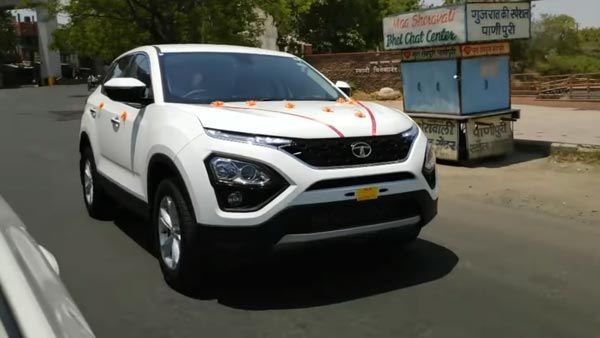 తల్లితండ్రుల వివాహ వార్షికోత్సవంను మర్చిపోలేనిదిగా చేసిన కొడుకు: వీడియో! తల్లితండ్రుల వివాహ వార్షికోత్సవంను మర్చిపోలేనిదిగా చేసిన కొడుకు: వీడియో!