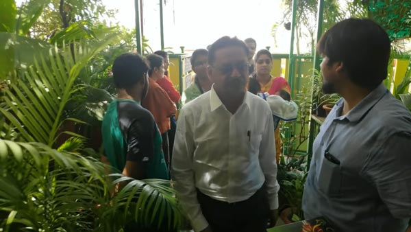 తల్లితండ్రుల వివాహ వార్షికోత్సవంను మర్చిపోలేనిదిగా చేసిన కొడుకు: వీడియో! తల్లితండ్రుల వివాహ వార్షికోత్సవంను మర్చిపోలేనిదిగా చేసిన కొడుకు: వీడియో!