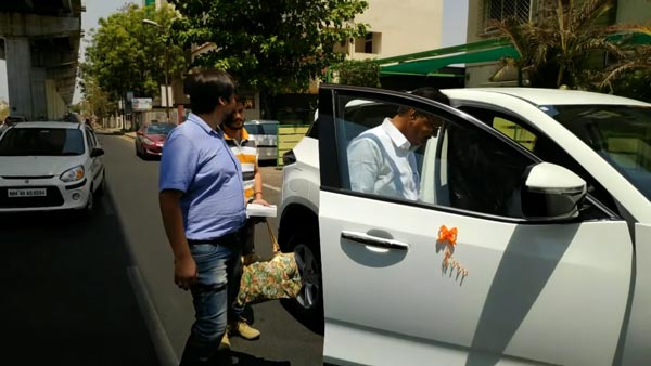 తల్లితండ్రుల వివాహ వార్షికోత్సవంను మర్చిపోలేనిదిగా చేసిన కొడుకు: వీడియో! తల్లితండ్రుల వివాహ వార్షికోత్సవంను మర్చిపోలేనిదిగా చేసిన కొడుకు: వీడియో!