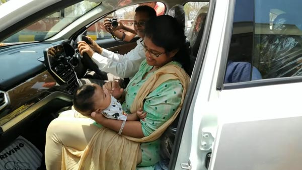 తల్లితండ్రుల వివాహ వార్షికోత్సవంను మర్చిపోలేనిదిగా చేసిన కొడుకు: వీడియో! తల్లితండ్రుల వివాహ వార్షికోత్సవంను మర్చిపోలేనిదిగా చేసిన కొడుకు: వీడియో!