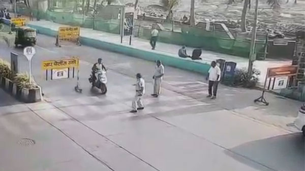 ట్రాఫిక్ పోలీసు పైకి దూసుకెళ్లిన యువకుడు...వీడియో వైరల్! ట్రాఫిక్ పోలీసు పైకి దూసుకెళ్లిన యువకుడు...వీడియో వైరల్!