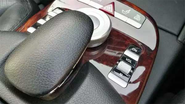 తక్కువ ధరతో అమ్మకానికి వచ్చిన అమితాబచ్చన్ బెంజ్ కార్..!