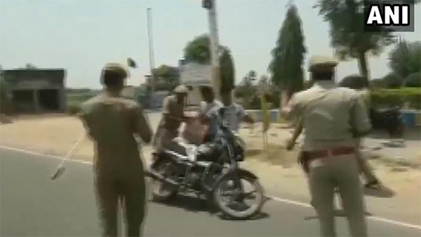 ఇది యాక్షనా... ఓవర్ యాక్షనా, వాహన తనిఖీకి పోలీసులు గన్ తో బెదిరింపు!