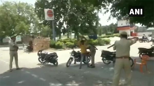 ఇది యాక్షనా... ఓవర్ యాక్షనా, వాహన తనిఖీకి పోలీసులు గన్ తో బెదిరింపు!