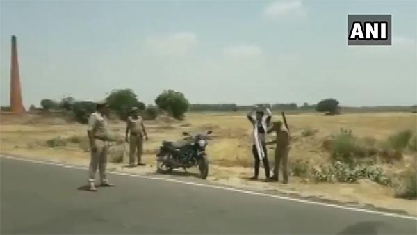 ఇది యాక్షనా... ఓవర్ యాక్షనా, వాహన తనిఖీకి పోలీసులు గన్ తో బెదిరింపు!