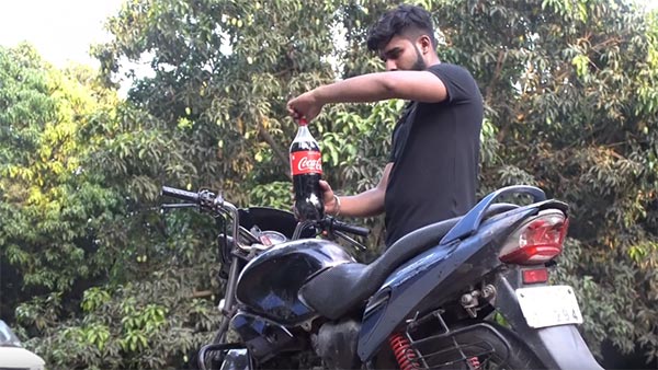 పెట్రోల్ కు బదులుగా కోకాకోలా నింపేసాడు...తరువాత ఏమి జరిగింది?