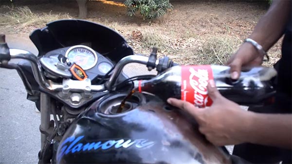 పెట్రోల్ కు బదులుగా కోకాకోలా నింపేసాడు...తరువాత ఏమి జరిగింది?