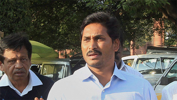 జగనన్నపై ఎల్లలుదాటిన అభిమానం....చట్ట ఉల్లంఘనపై వివాదం ...!