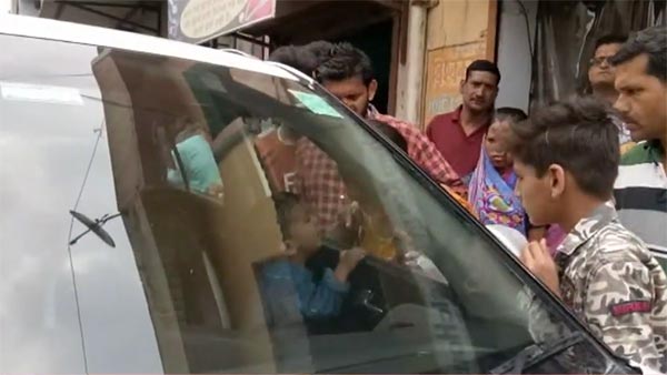 కారులో చిక్కుకుపోయిన చిన్నారి....2 గంటల తరువాత ఏంజరిగిందంటే? కారులో చిక్కుకుపోయిన చిన్నారి....2 గంటల తరువాత ఏంజరిగిందంటే?