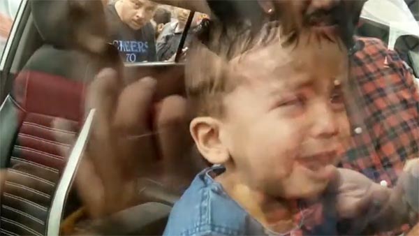 కారులో చిక్కుకుపోయిన చిన్నారి....2 గంటల తరువాత ఏంజరిగిందంటే? కారులో చిక్కుకుపోయిన చిన్నారి....2 గంటల తరువాత ఏంజరిగిందంటే?