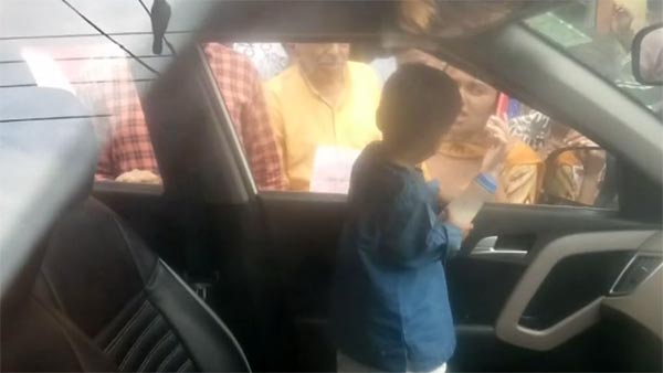 కారులో చిక్కుకుపోయిన చిన్నారి....2 గంటల తరువాత ఏంజరిగిందంటే? కారులో చిక్కుకుపోయిన చిన్నారి....2 గంటల తరువాత ఏంజరిగిందంటే?