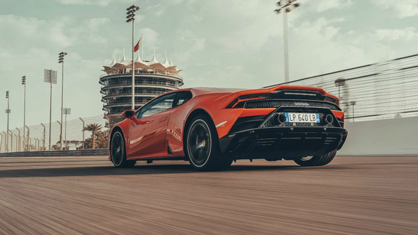 డాక్టర్ భార్య కోసం ల్యాంబోర్ఘిని హురాకాన్ కారు కొన్న భర్త డాక్టర్ భార్య కోసం ల్యాంబోర్ఘిని హురాకాన్ కారు కొన్న భర్త