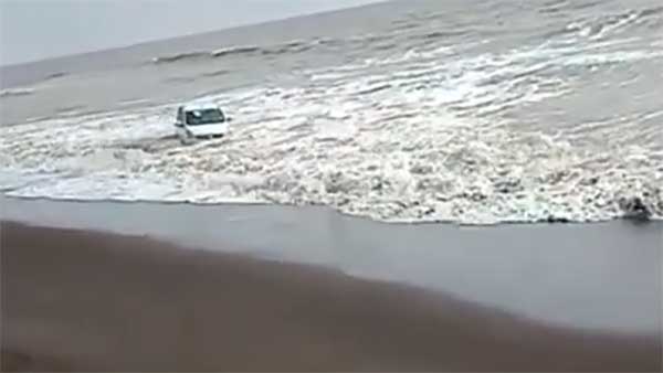 సముద్రంలో కొట్టుకుపోతున్న మారుతి సుజుకి ఎర్టిగాని ఎలా కాపాడారో వీడియో చూడండి !