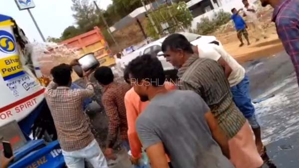 ప్రాణాలు కూడా లెక్కచేయలేదు...పెట్రోల్ కోసం బకెట్లతో ఎగబడ్డారు:[వీడియో]
