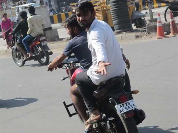 బైక్ దొంగలించిబడి సంవత్సరం అవుతున్నా.... ఇప్పటికీ ఇ-చలానాలు పొందుతూనే ఉన్న యజమాని!