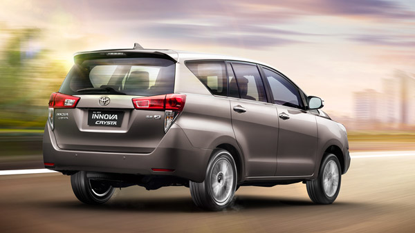 టయోటా ఇన్నోవా క్రిస్టా మూడు పల్టీలు కొట్టినా తెరుచుకోని ఎయిర్ బ్యాగులు