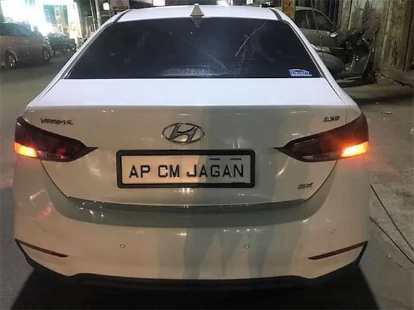 జగనన్నపై ఎల్లలుదాటిన అభిమానం....చట్ట ఉల్లంఘనపై వివాదం ...!