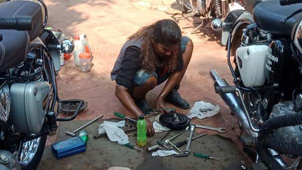 ఈమె దేశంలోనే పాపులర్ రాయల్ ఎన్ఫీల్డ్ లేడీ మెకానిక్