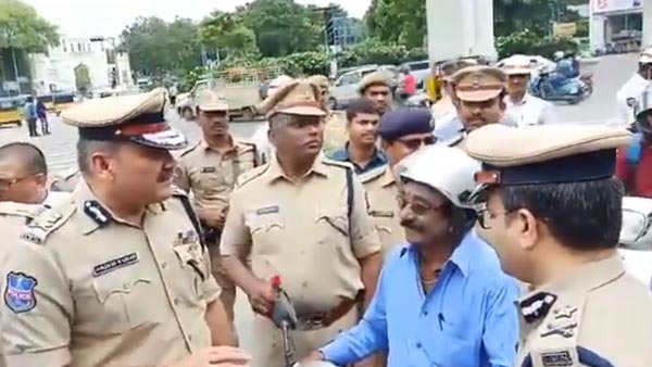 వాహనదారులను నిలిపి మరీ రివార్డులను ఇచ్చిన హైదరాబాద్ పోలీసులు ఎందుకో తెలుసా