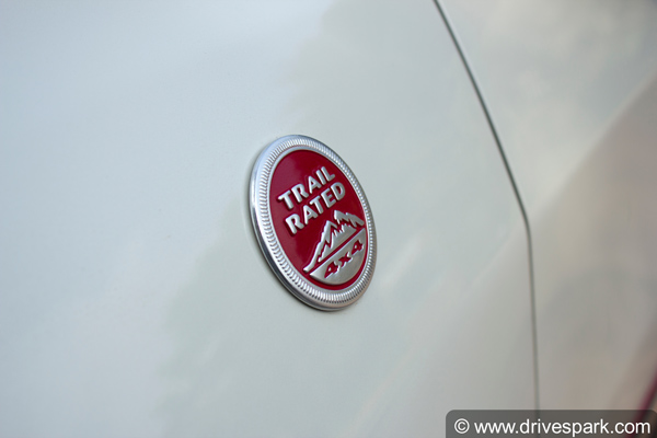 జీప్ కంపాస్ ట్రయల్‌హాక్ ఫస్ట్ డ్రైవ్ రివ్యూ - బెస్ట్ లగ్జరీ ఆఫ్-రోడర్!