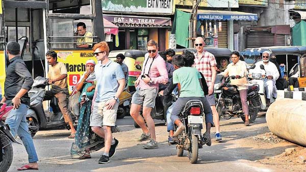 పారాహుషార్: హైదరాబాద్ లో రాంగ్ రూట్లో వెళ్లారని 6 మందికి జైలు శిక్ష