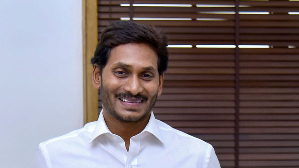 అంబులెన్స్ కు దారి ఇవ్వడానికి సీఎం జగన్ ఏమి చేసాడో తెలుసా !