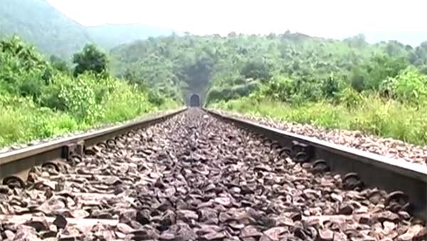 రైల్వే ట్రాక్‌ పై వైరల్ వీడియో చేసిన బి-టెక్ విద్యార్థి తరువాత ఏమి జరిగిందంటే!